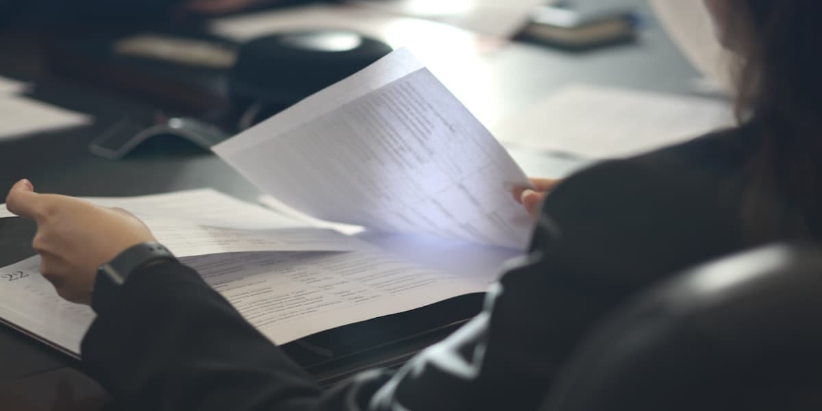 Documentazione e scrivania per la ricerca di bandi e incentivi alla digitalizzazione