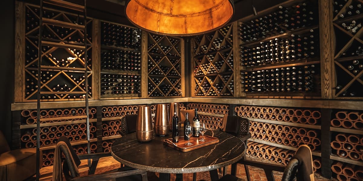 Bottiglie di vino pronte per la spedizione da un e-commerce di cantina