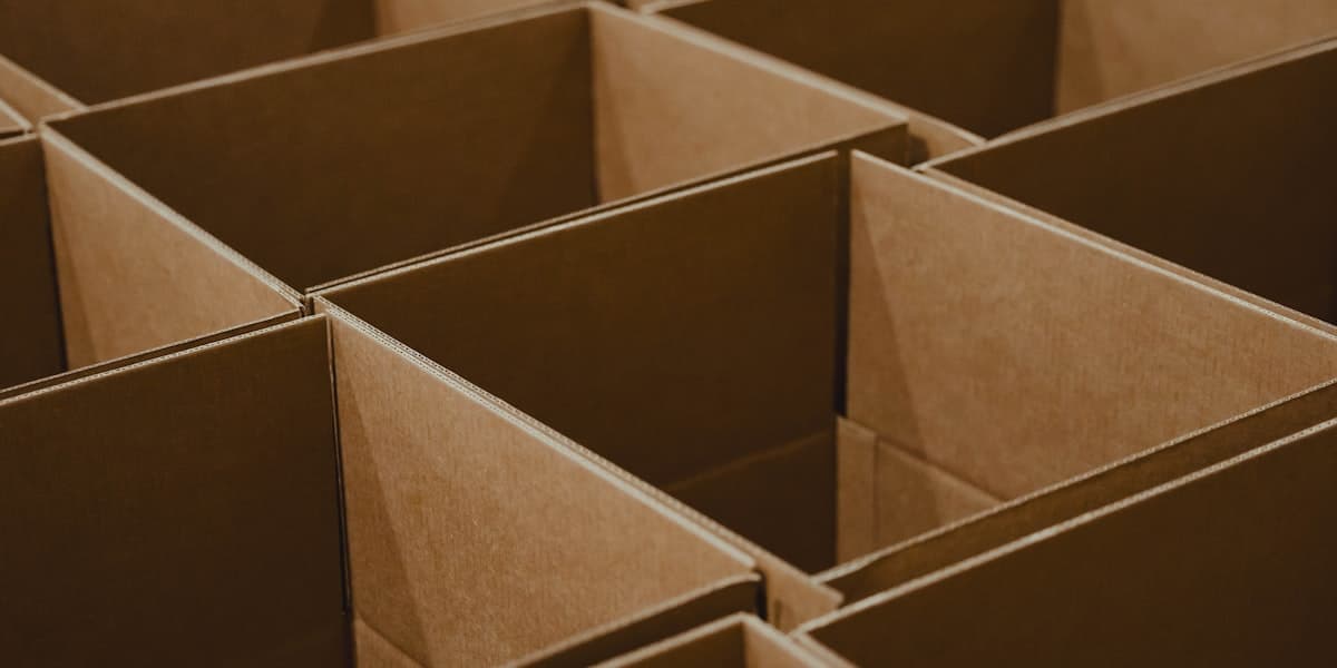 Bottiglie di vino imballate per la spedizione da un e-commerce di vendita diretta