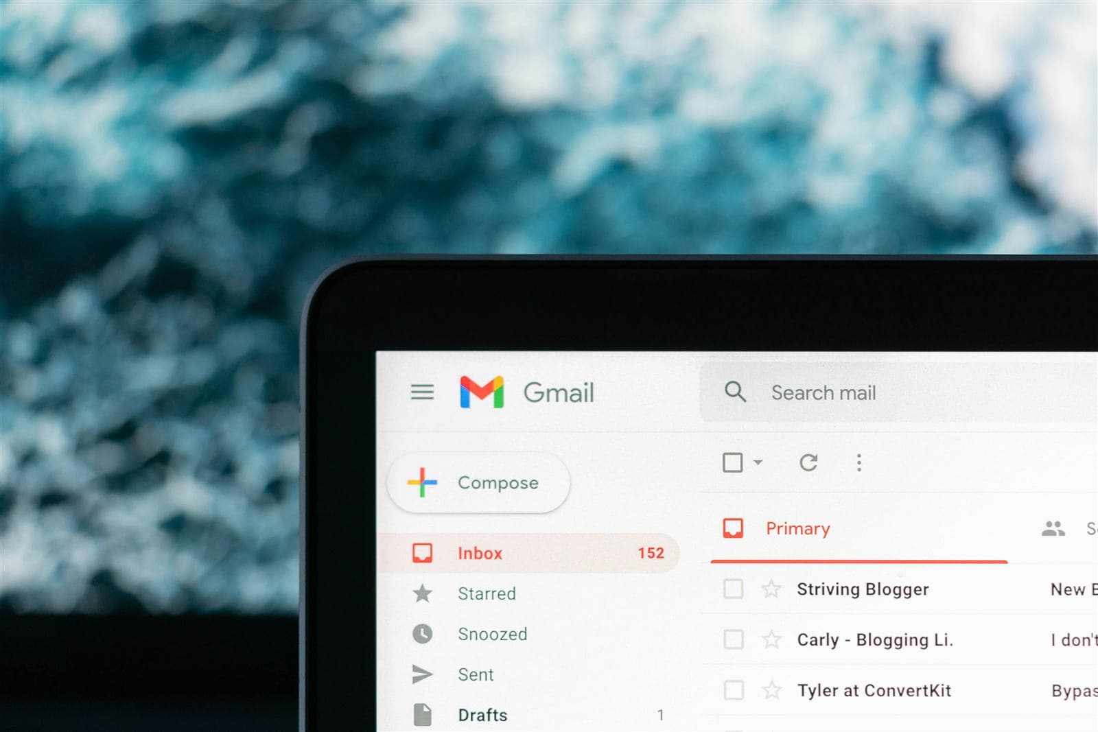 Sequenza di email automatiche mostrata su uno schermo di laptop