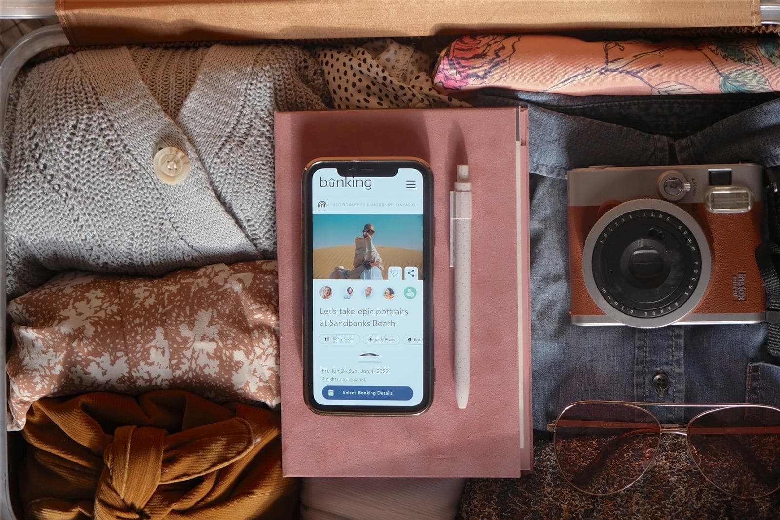 Turisti che consultano un’app di prenotazione viaggi su uno smartphone