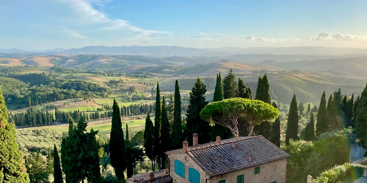 Terrazza di un agriturismo tra le colline, tavolo apparecchiato all’aperto