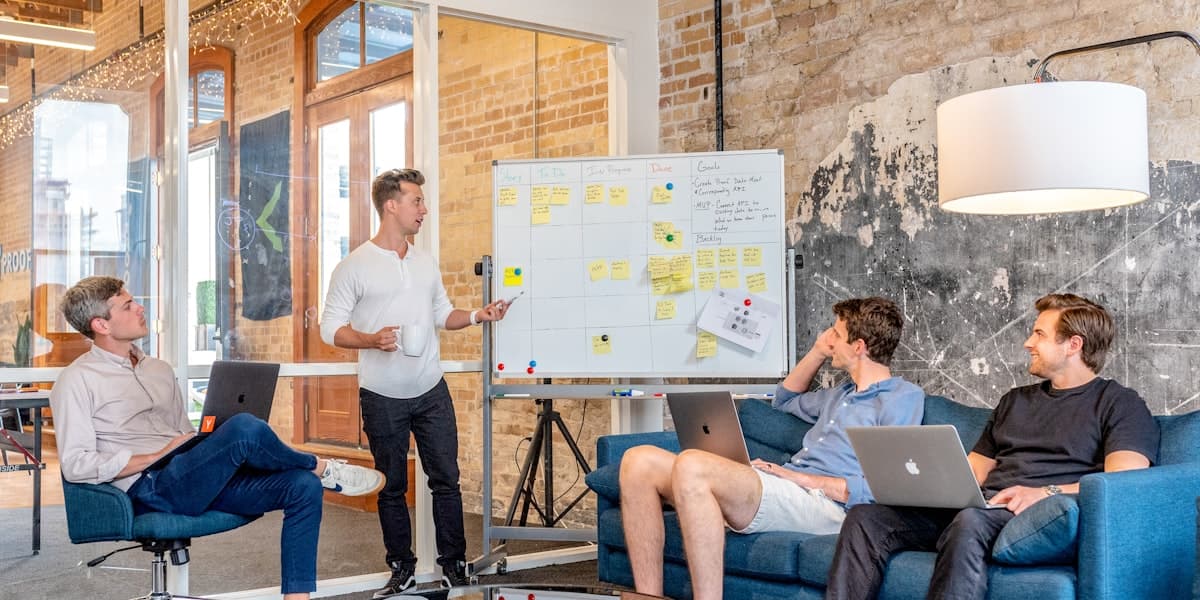 Un team al lavoro su una lavagna con post-it, confronto tra specialista digitale e web agency