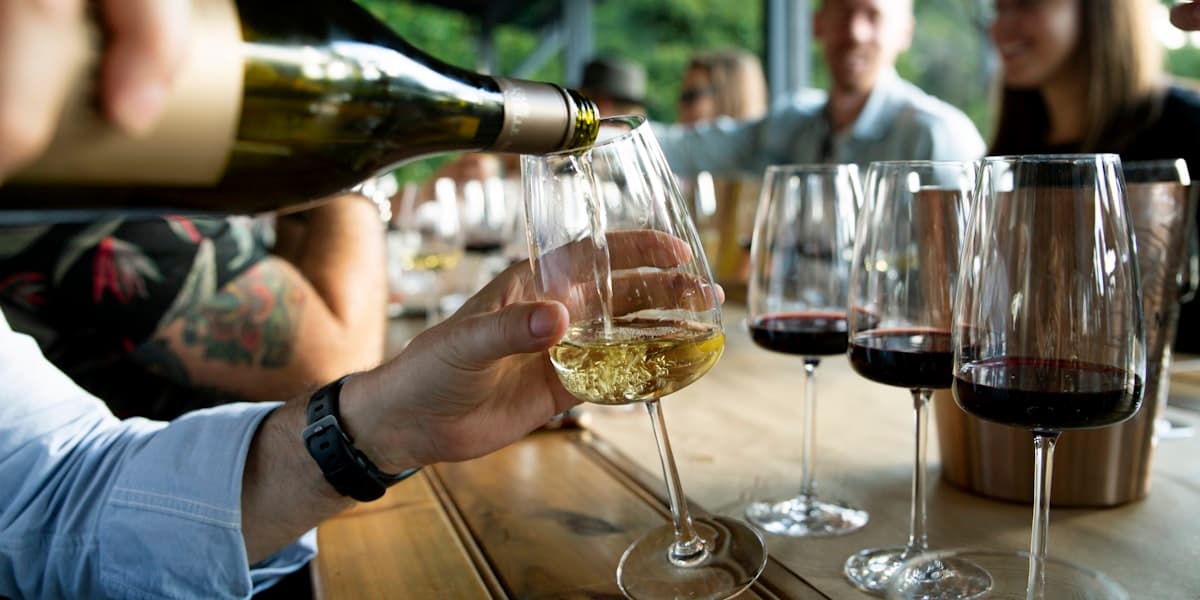 Selezione di vini pronta per la spedizione mensile di un wine club