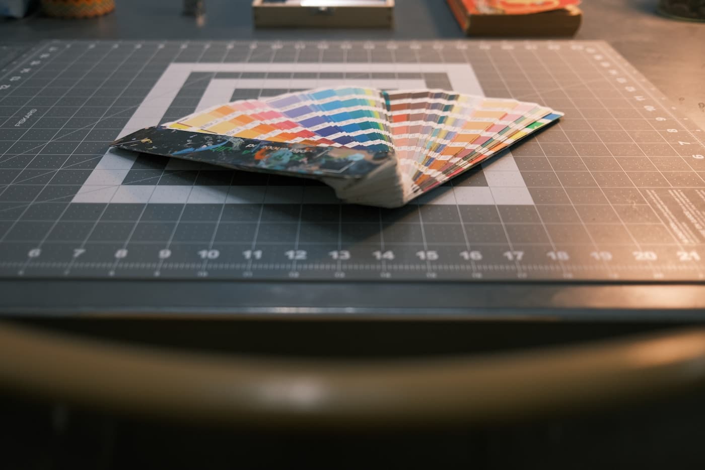 Campionario di colori ordinato su un tavolo da lavoro, come un sistema di brand definito