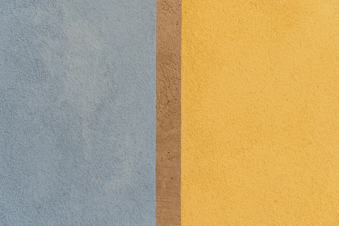 Muro con due tinte accostate senza un criterio, come un brand senza un sistema coerente