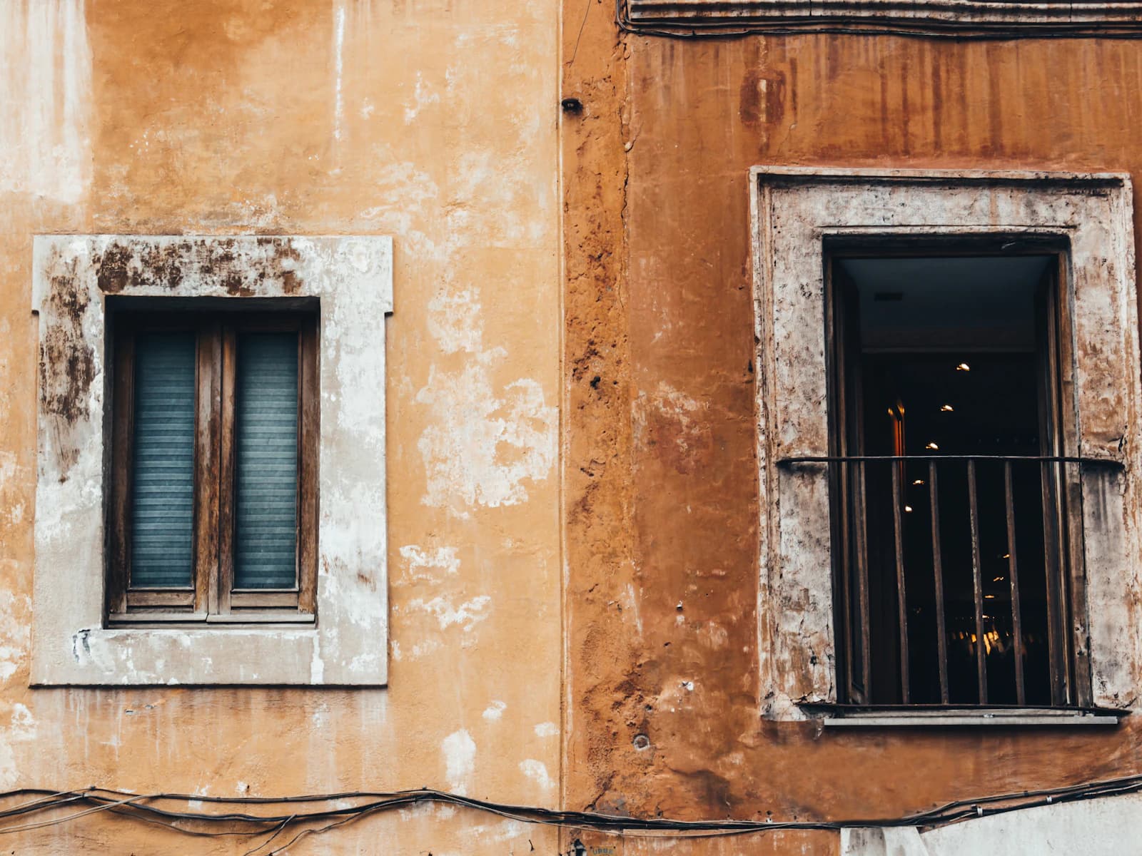 Vecchia facciata di un edificio italiano con intonaco consumato, come un sito da rinnovare