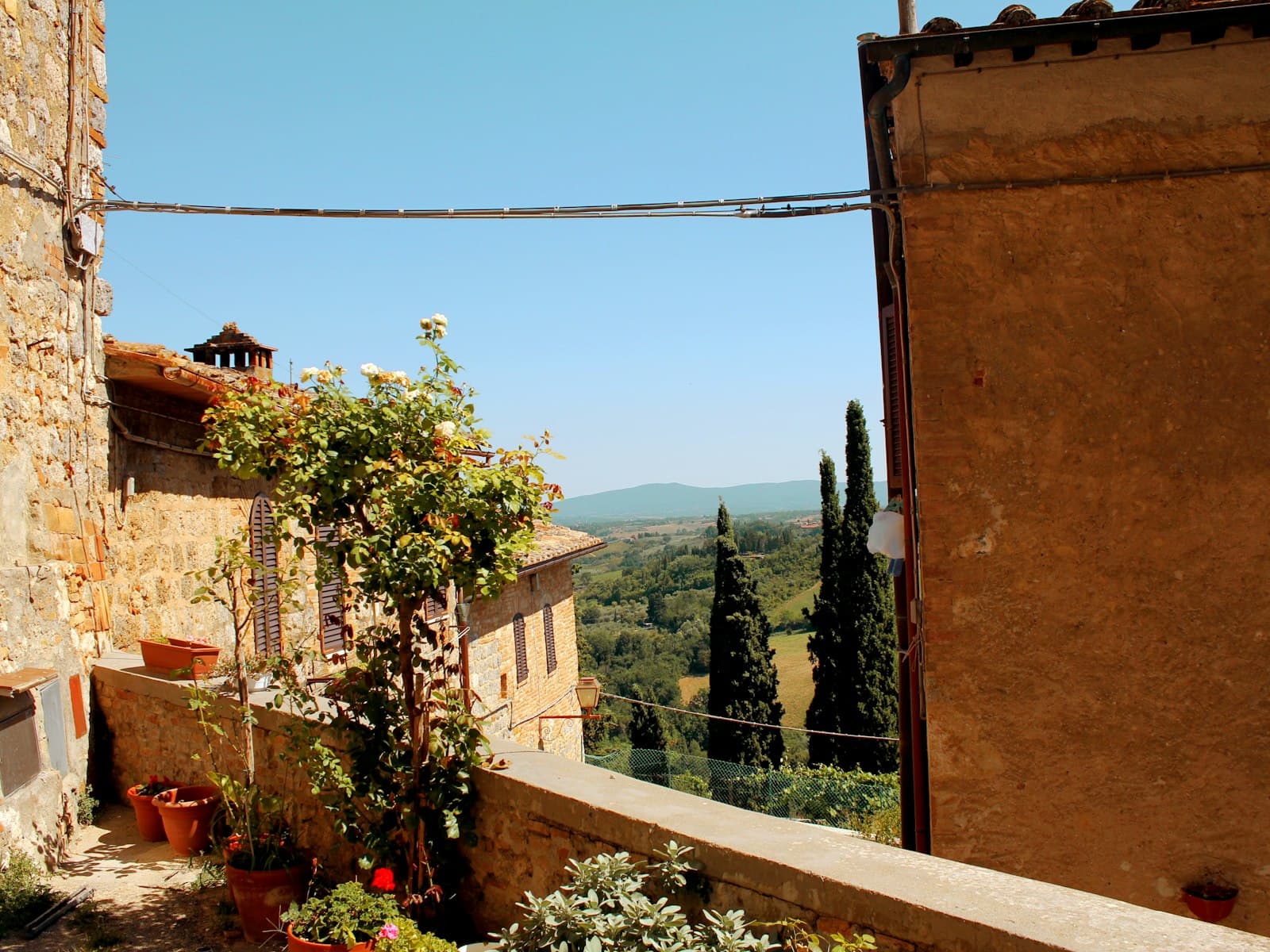 Terrazza di un borgo di campagna con vista sulle colline, tipica di un agriturismo
